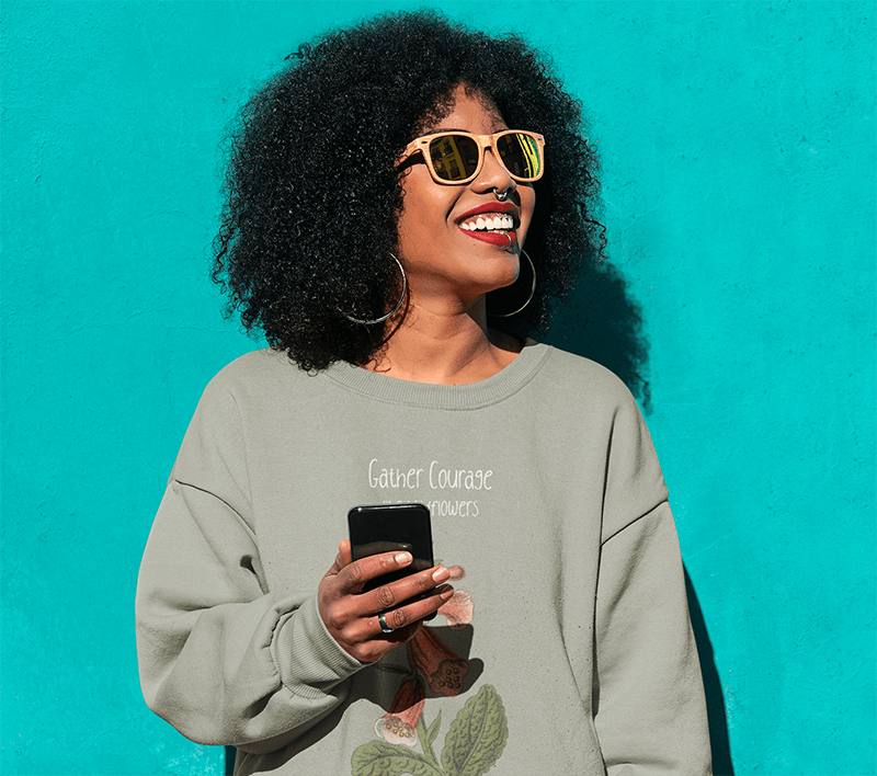 Güneş Gözlüğü Takan Afro Saç Modelli Bir Kadının Sweatshirt Mockup'ı