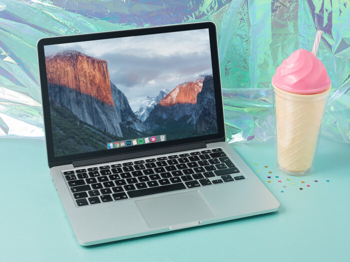 Hipster Macbook Mockup Şablonu