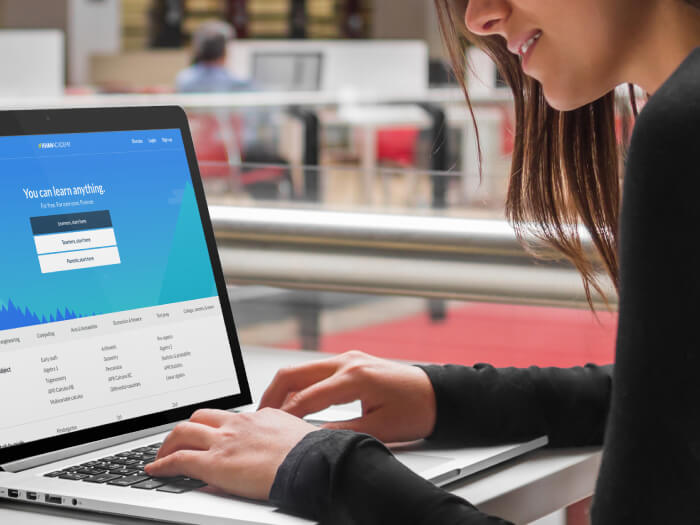 Üniversitede Macbook Pro Mockup Şablon Üreticisi