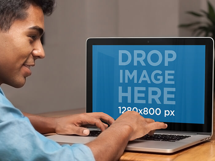 Macbook Maketi Genç Adam