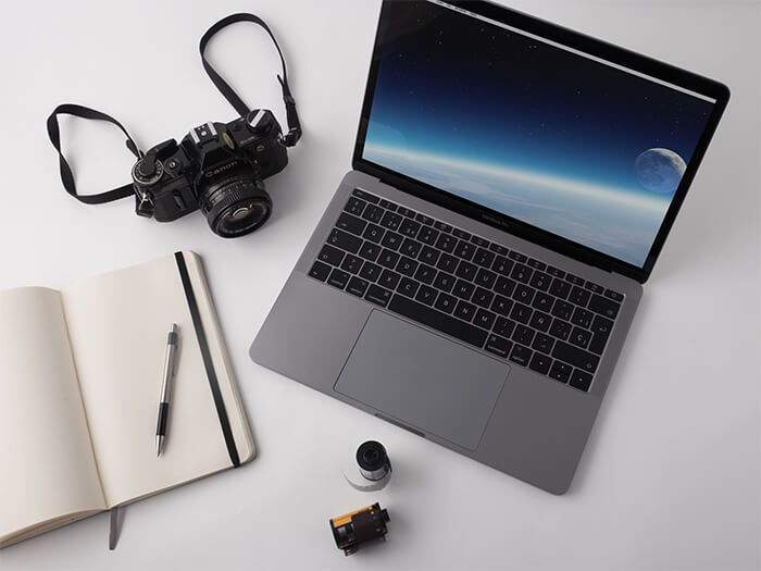 Macbook Silver Mockup Fotoğraf Kopyası