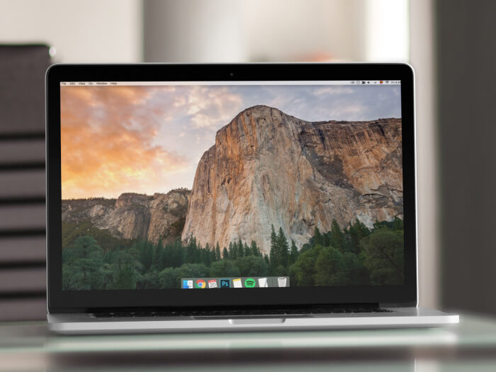 15 İnç Macbook Pro Mockup Şablonu Ofis Ayarı