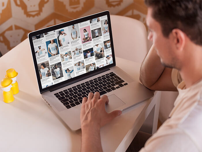 Macbook Mockup Kafeterya Man Kopya