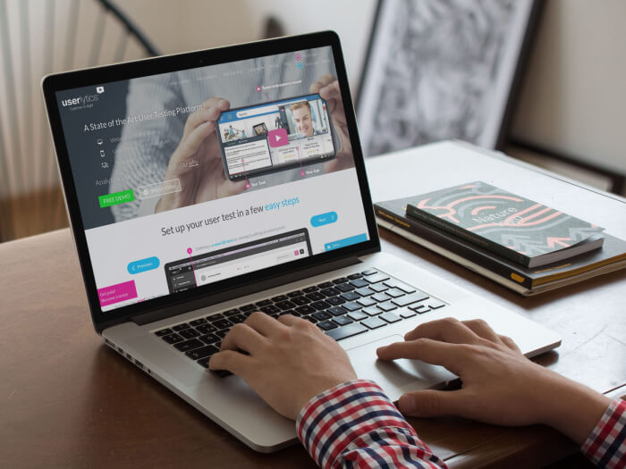 Fotogerçekçi 15 İnç Macbook Pro Mockup 113