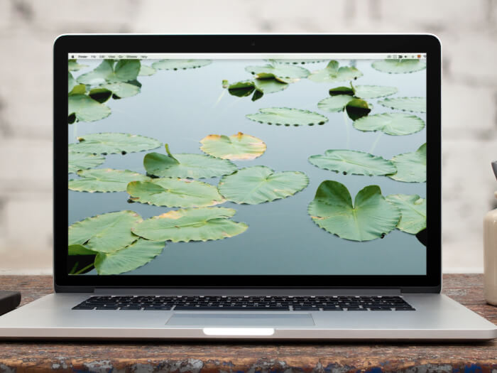15 İnç Macbook Pro Mockup Twitter Banner Resmi