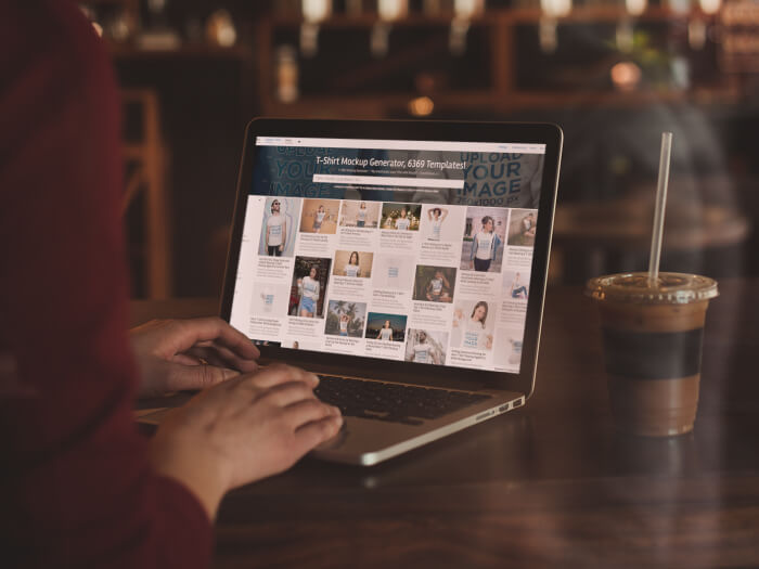 Soğuk İçecek Kafeteryası ile Macbook Mockup