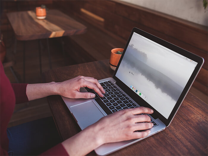 Gri Macbook Mockup Kopyası