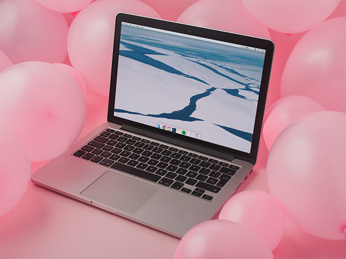 Macbook 2011 Mockup Pembe Arka Plan Kopyalama