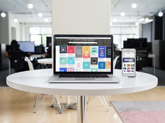 Macbook 15 İnç Mockup Beyaz Iphone 8 Kopya