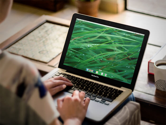 Macbook Pro 13 İnç Mockup Kopyası