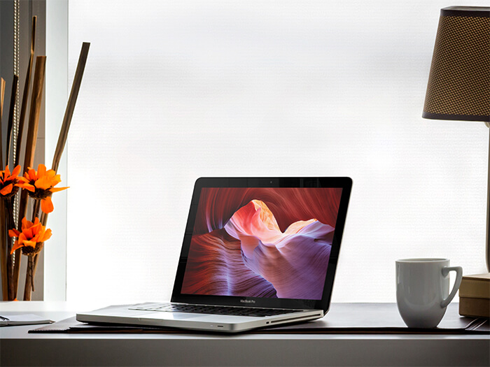 Macbook Mockup Otel Odası Kopyası