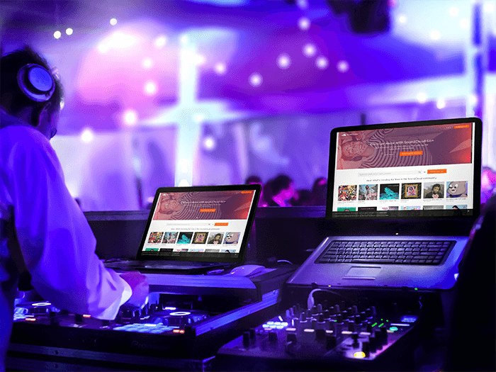 DJ Macbook Mockup Sahnesi