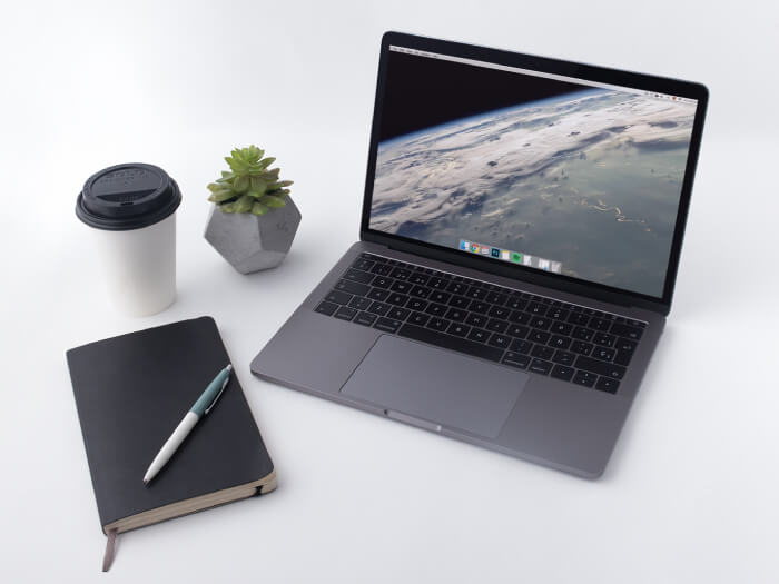 Uzay Grisi Macbook Mockup Şablonu Psd Olmayan