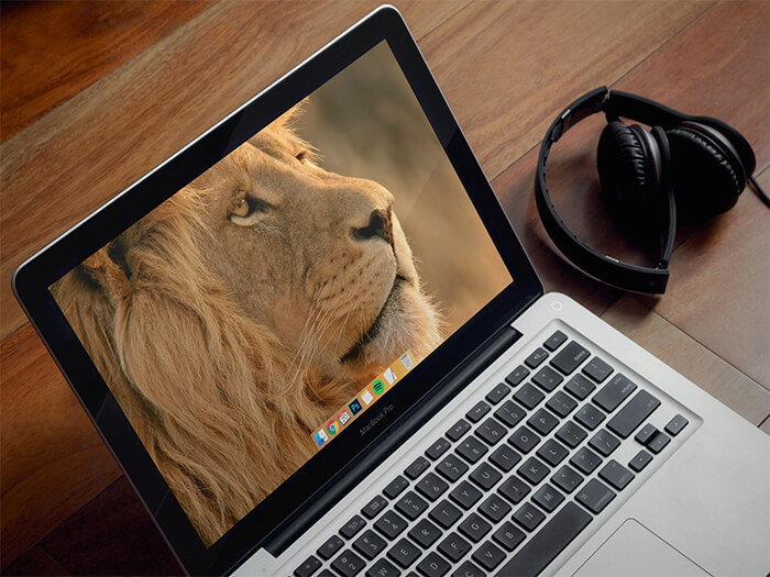 Ahşap Masa Kopyalama Macbook Mockup