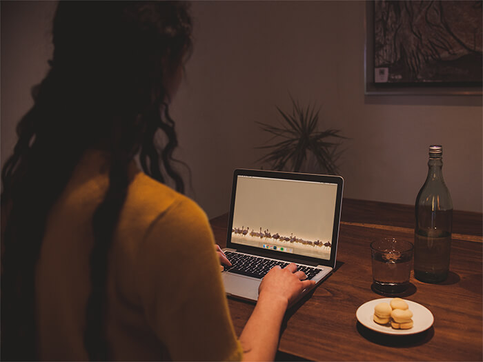 Omuz Üzerinden Macbook Mockup Kopyası