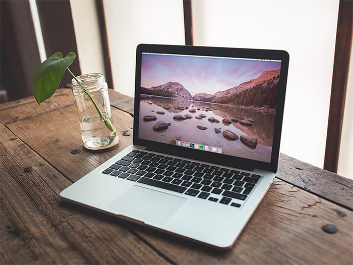 Macbook Mockup Ahşap Masa Kopyası