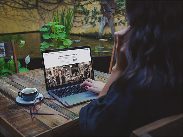 Uzay Grisi Macbook Mockup Kopyası