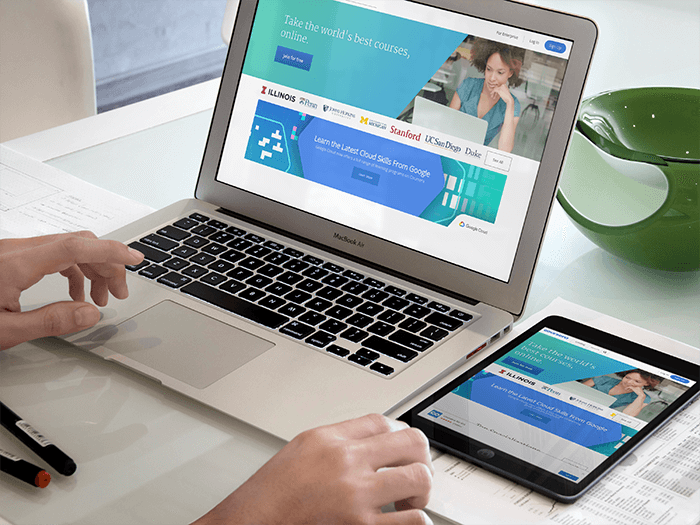 Beyaz Bir Ofiste Macbook Mockup Ve Ipad