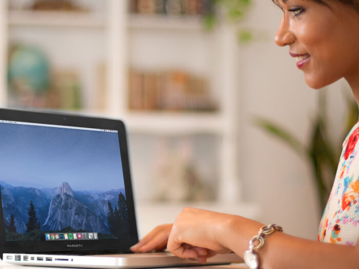 Kadın Modelli Macbook Pro Mockup