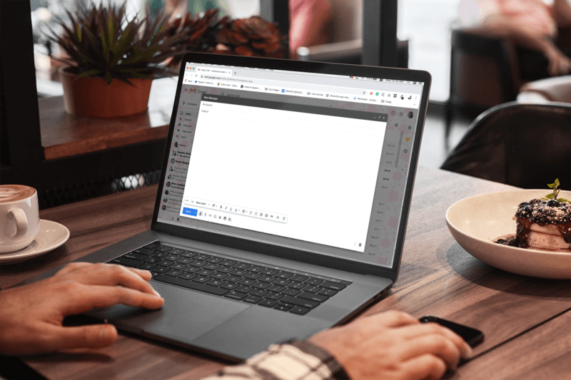 Macbook Pro Mockup mit einem Kaffee und einem leckeren Dessert