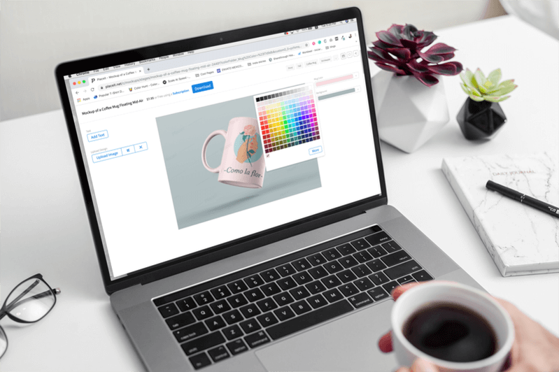 Macbook Pro Mockup auf einem weißen Schreibtisch mit Tassendesign