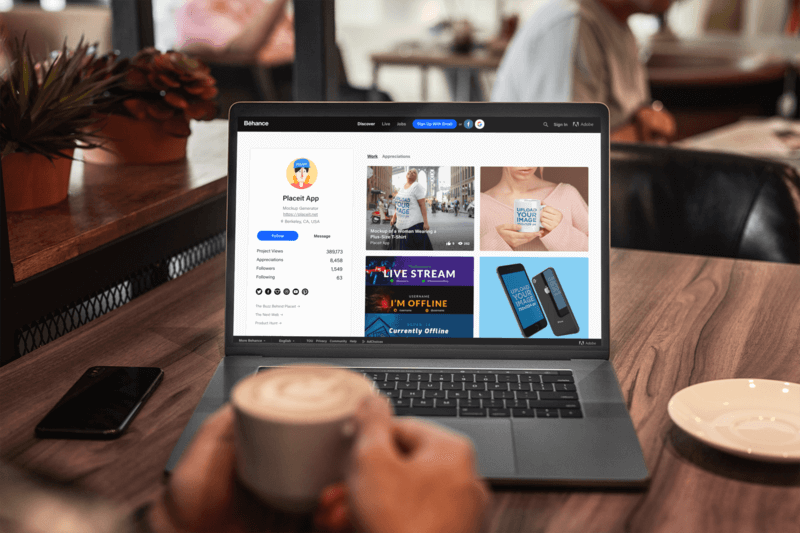 Macbook Pro Mockup mit einem Mann, der in einem Café arbeitet