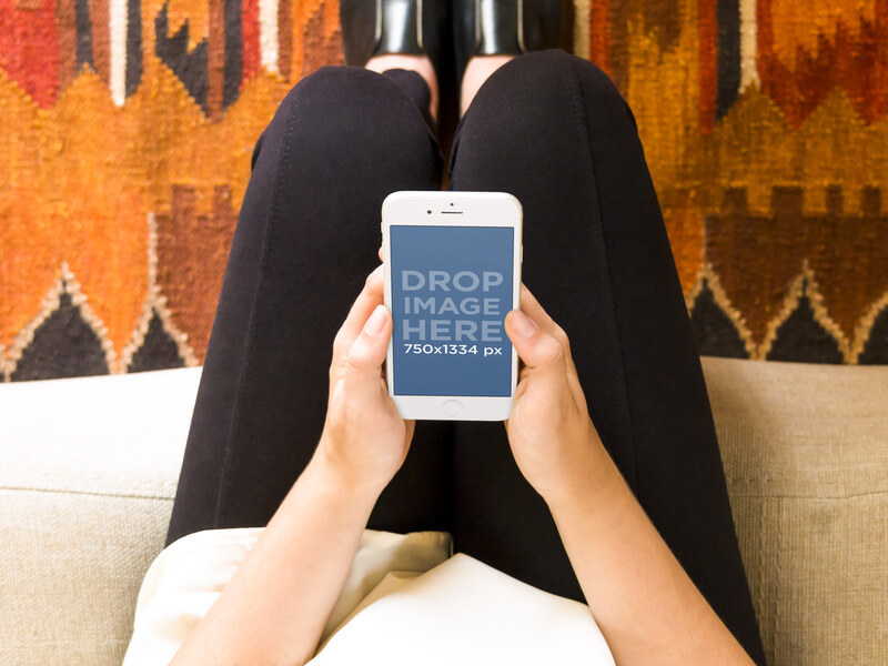 نموذج iPhone لامرأة تستخدم iPhone 6 في غرفة المعيشة