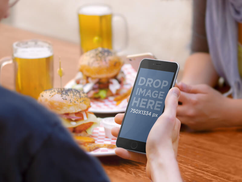 iPhone 6 at Lunch Scene Mockup Generator. مولد نموذج بالحجم الطبيعي لجهاز iPhone 6 at Lunch Scene