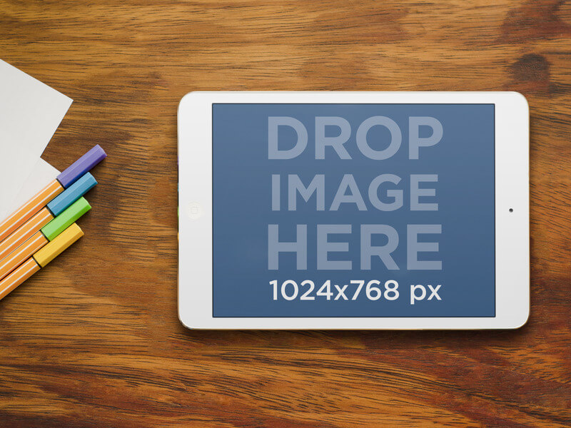 iPad Mockup of White iPad Mini في Designer Studio