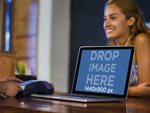 صفقة في نقطة البيع تظهر سيدة شابة جميلة وصورة مسرحية Macbook Pro Placeit