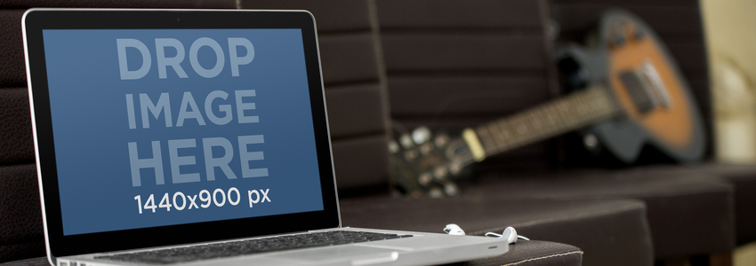 كمبيوتر محمول نموذج بالحجم الطبيعي لجهاز Macbook Pro في استوديو الموسيقى