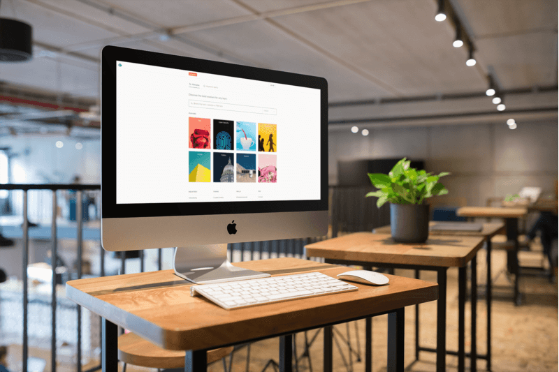 ワークステーションでの Imac モックアップのアングル ショット