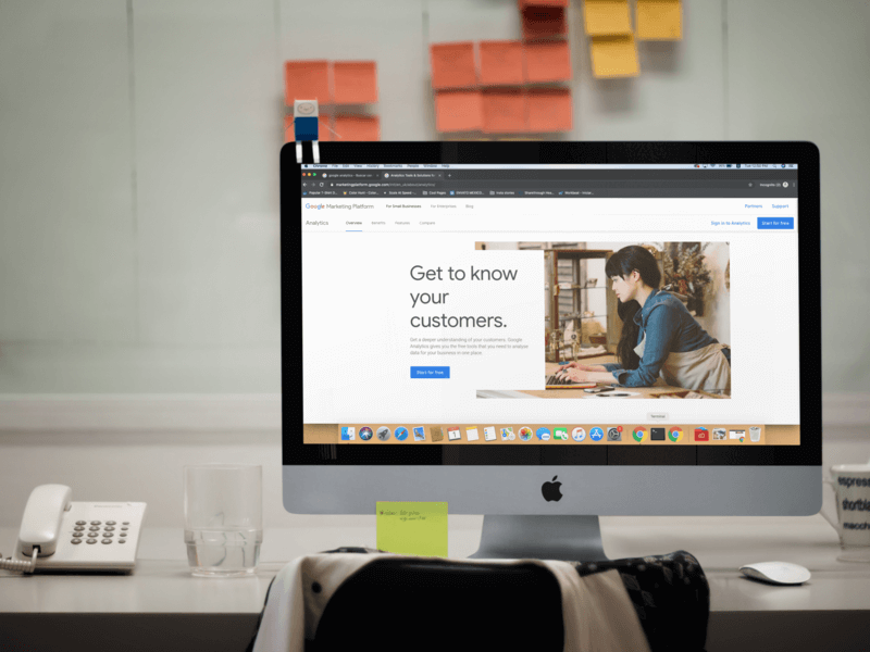 製品のモックアップ テンプレート、オフィスで Imac フロント ビュー