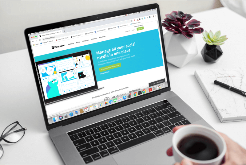 白い作業机に置かれた Macbook Pro のモックアップ