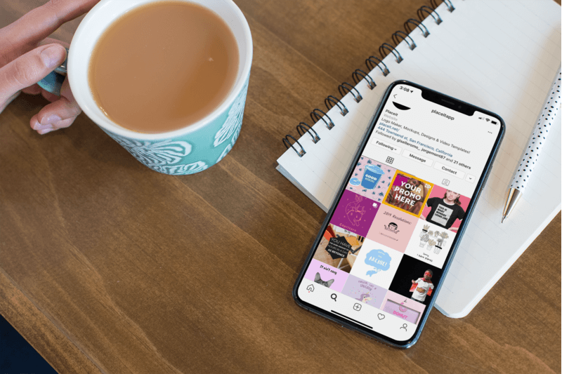 木製のテーブルの上のノートブック上の Iphone 11 Pro のモックアップ