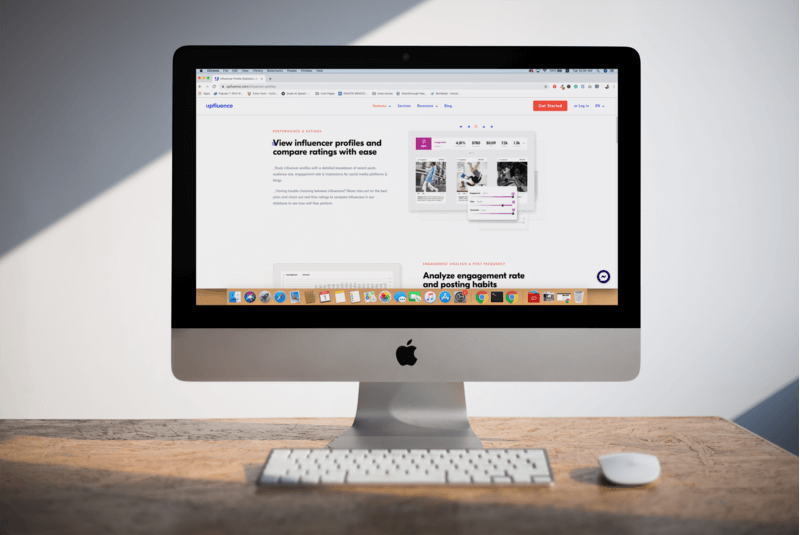 木製の机の上に立つ Imac モックアップ