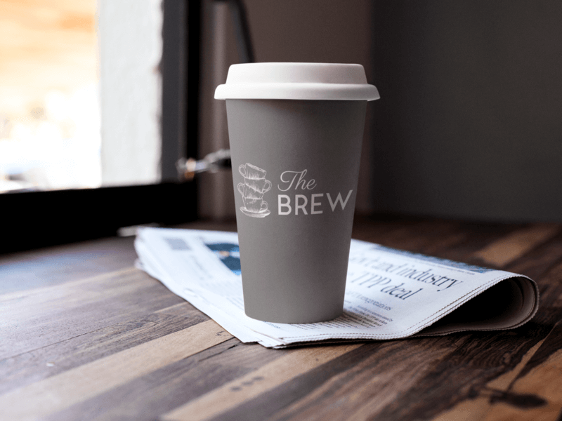 Maquete de etiqueta com uma xícara de café em uma mesa