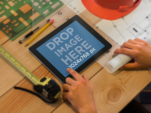 Model Mockup , iPad fiind utilizat la un șantier de construcții Placeit Stage Image