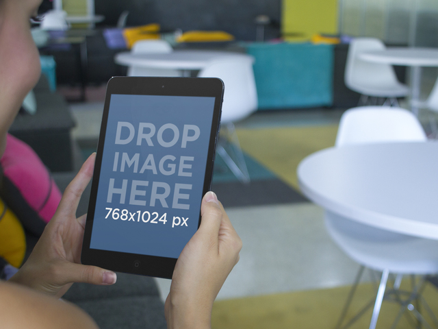 Tânără Doamnă Folosind un iPad negru într-o imagine de scenă Creative Office Placeit