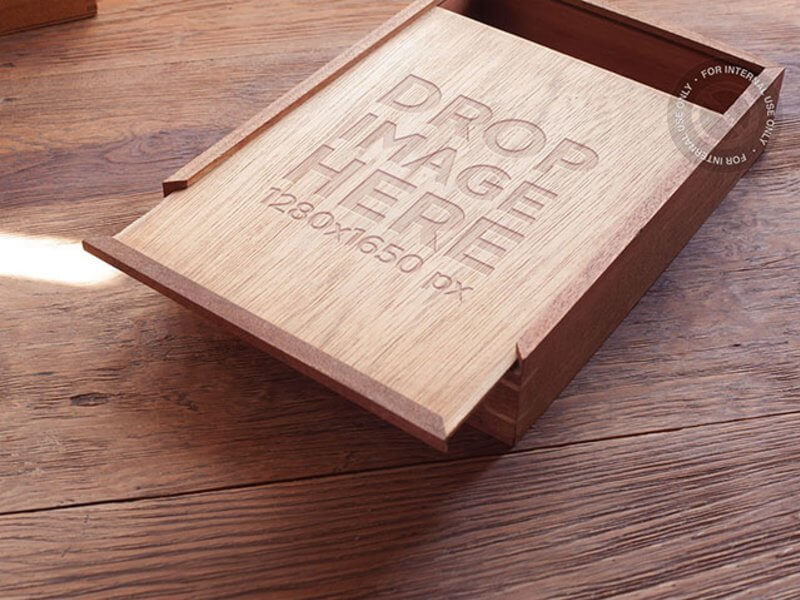 MAQUETTE DE MARQUE AVEC UNE BOÎTE EN BOIS SUR UNE TABLE EN BOIS