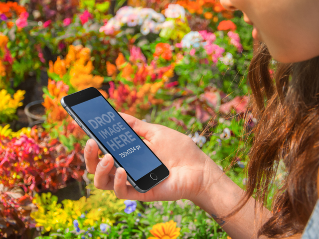 Maquete do produto, iPhone 6 em um campo de flores Placeit Stage Image