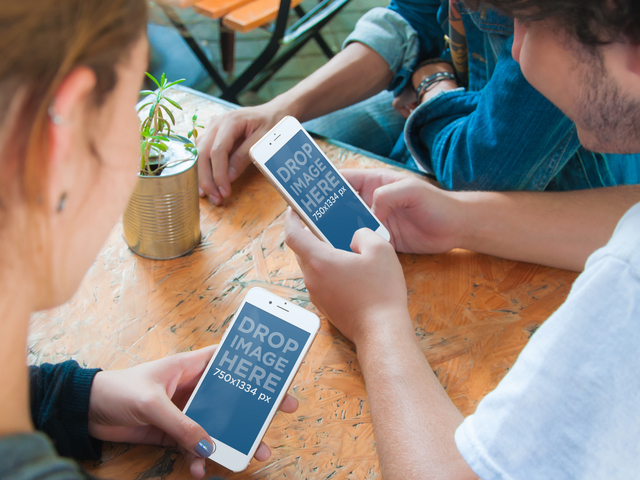Maquete do produto, iPhone 6 com amigos se divertindo com a imagem do palco Placeit