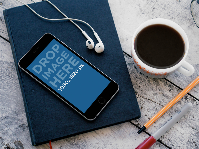 Modelo de maquete de produto, iPhone 6 em uma imagem de palco de livro Placeit