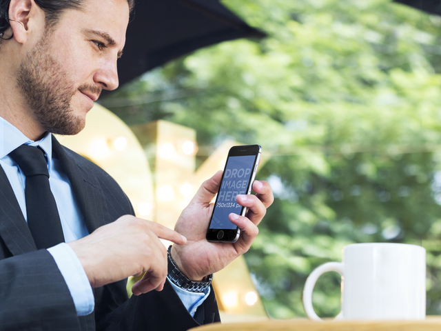 iPhone ストックフォト 屋外のコーヒーショップで iPhone 6 を使用しているビジネスマンをフィーチャーしたもの Placeit ステージイメージ