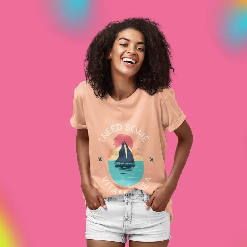 Femeie zâmbitoare purtând o machetă de tricou cu un design Placeit