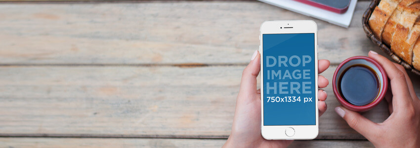 نموذج iPhone 6 Mockup في مشهد الإفطار