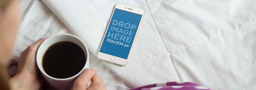 iPhone 6 Mockup لفتاة تجلس متقاطعة على سريرها