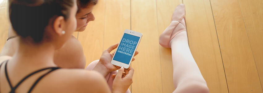 الفتيات يستخدمن iPhone 6 في قالب نموذج بالحجم الطبيعي لفصل الباليه