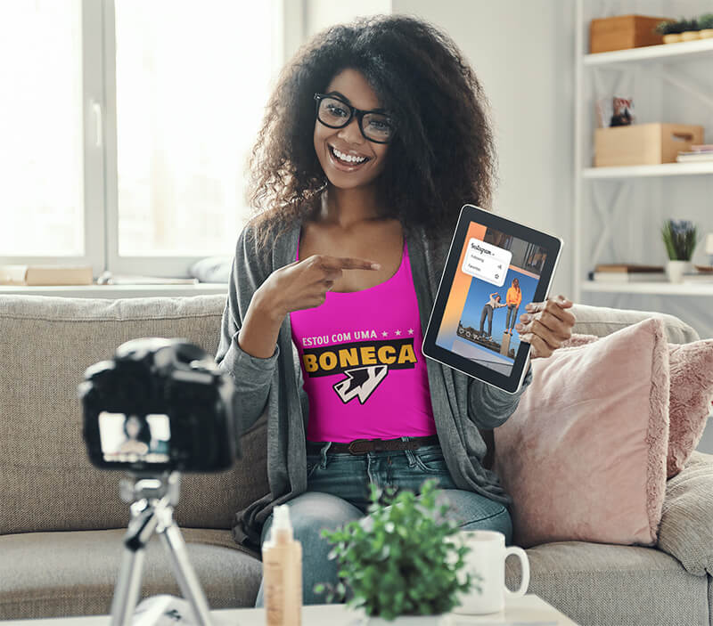 ビデオコピーを撮影しているインフルエンサーの女性をフィーチャーしたタンクトップのモックアップ