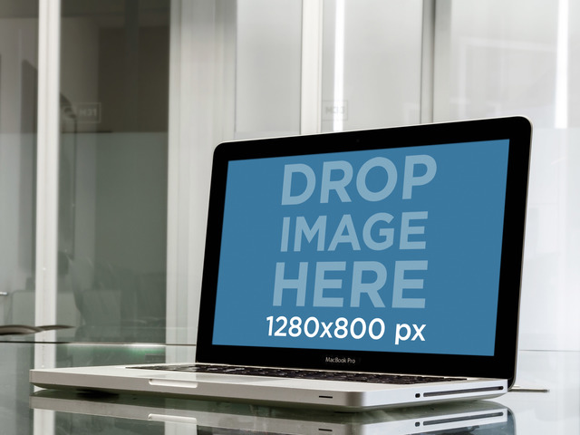 Maquete de dispositivo Macbook Pro sobre mesa de vidro no Office Placeit Stage Image